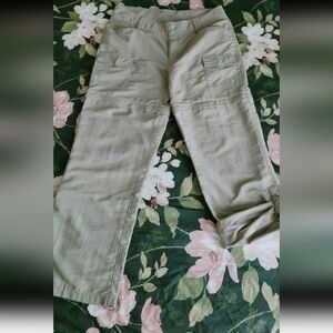 The North Face Cargo convertible hiking pants in excellent condition